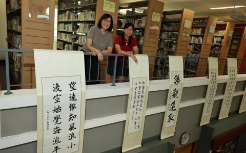 卓锦芬（左）在33年前曾任刘玉玲中四时的华文教师。两人同为南洋女中校友，既是师生，后来更成为并肩作战的同事。（梁麒麟摄）