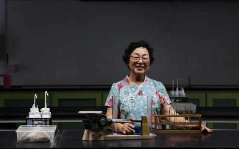 教学是郭芬珠的志愿，当年须改用英语授课并非易事，但她没轻言放弃，而是主动学好英文英语来应变。（陈渊庄摄）