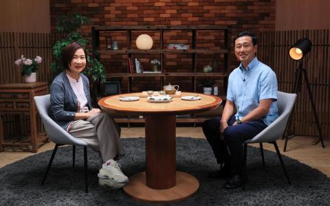 社会政策统筹部长兼卫生部长王乙康（右）上《那些年，你教会我的事》播客节目，与主持人林安娜畅谈生活中遇过的教师，包括曾从事教育工作的母亲。（龙国雄摄）