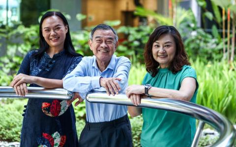 林振南（中）曾在莱佛士女子中学教导华文逾30年，张永慧（左）和汤雁凌是他的其中两名得意门生。（白艳琳摄）