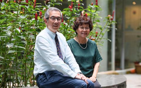 新加坡国立大学杨潞龄医学院副院长（教育）刘丹青教授（左）不曾忘记冯焕好的细心指导，更把这位教师视为榜样，希望在医学教育路上延续她的育人精神。（关俊威摄）