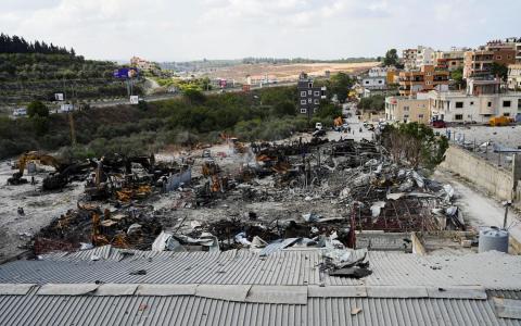 以色列虽在美国斡旋下与真主党达成停火协议，但仍持续对黎实施常规空袭。图为以军9月4日轰炸黎巴嫩南部城市安萨里亚（ Ansariyeh），严重破坏当地一处建筑区。（路透社）