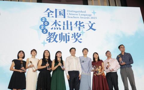 今年有七位中小学华文教师获颁全国杰出华文教师奖，总理兼财政部长黄循财（左五）星期六（9月6日）在谢师宴上颁奖给他们，赞扬他们用各种方式，激发学生对华文的兴趣。图为总理连同新报业媒体华文媒体集团社长李慧玲（右四）与七位得奖教师合影留念。左起：丁彩虹、刘诗荟、苏芳仪、蔡宜瑾、梁慧瑜、邱勇康和隋磊（李冠卫摄）