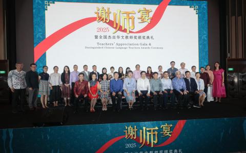 谢师宴给我最大的感悟就是，过去和现在的华文老师不仅教导语文，也传承文化，传授优良价值观，承担“传道、授业、解惑”的使命。（档案照片）