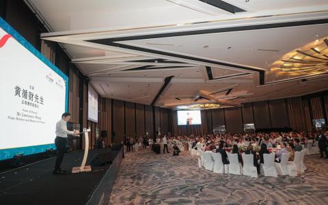 新报业媒体华文媒体集团星期六（9月6日）举办谢师宴，向历代华文教师，以及曾经用华文教导不同学科的教师致敬。黄循财总理在致辞中肯定教师的付出，并鼓励他们继续自强不息，勇于克服挑战。 （李冠卫摄）