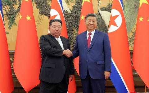中国国国家主席习近平（右）上星期四（9月4日）晚在北京人民大会堂与到中国出席阅兵式的朝鲜最高领导人金正恩（左）举行会谈。（法新社）