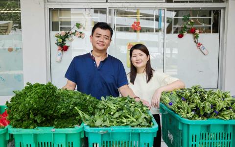 平安绿联系网主席王邦耀（左）和妻子潘在青（右）的蔬菜派发活动得到居民的热烈响应。（图／新报业媒体）