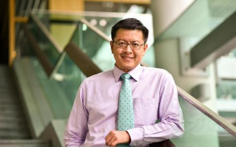 陈庆文目前是新加坡管理大学杨邦孝法学院副教授，他20年来为包括《联合早报》在内的国内外媒体撰写了超过400篇评论文章，也经常就本地政治议题接受媒体采访，是本地不少读者熟悉的名字。（受访者提供）