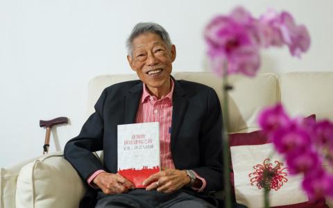 现年85岁的南洋理工大学终身荣誉教授郭振羽今年8月配合建国60周年，推出华文新书《新加坡国族建构之路：文化、语言与传播》。（张俊杰摄）
