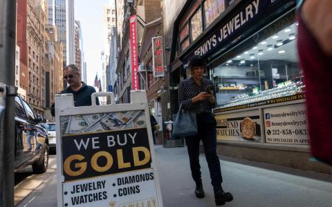 白宫TikTok账号的简介是：欢迎来到美国的黄金时代。金价创下新高，图为纽约曼哈顿收购黄金的广告牌。（法新社）