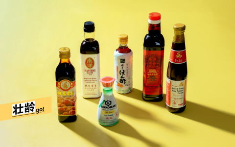六款不同风味酱料：东方酱园鲜枣老抽（左起）、南洋酱油优质酱青、Kikkoman万字减盐酱油、博多华味鸟柑橘果醋酱油、祥珍酱园黑酱油和AAA红曲黑豆酱油膏。（龙国雄摄）