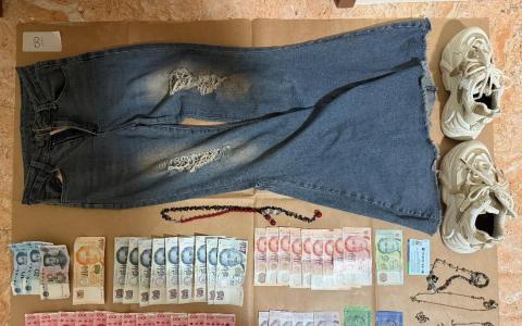 警方逮捕四名被告后，从他们身上起获现金；警方也出示其中一名被告犯案时的穿着。（警方提供）