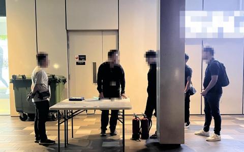 卫科局持续执法  四天扫荡捕四人起获27电子烟与配件