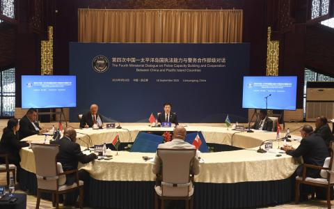 中国国务委员、公安部部长王小洪（正中）星期四（9月18日）出席在江苏连云港举行中国－太平洋岛国第四次执法能力与警务合作部级对话。（新华社）