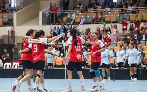 我国地板钩球女队球员在纳莎（图外）为球队攻入第三球后，相拥庆祝。（吴先邦摄）