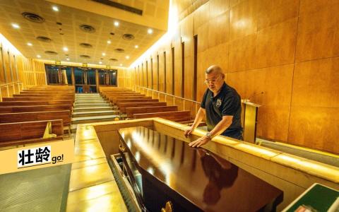 偌大的灵堂空无亲友，唯独俞肇斌以“孝子”身份，义务为孤苦无依的往生者送终。（叶振忠摄）