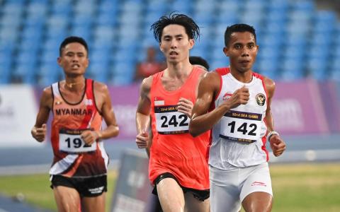 苏睿勇（242号）是两届东运会马拉松冠军。图为他在2023年东运会参加男子1万米的瞬间，最后收获银牌。（海峡时报档案照片）