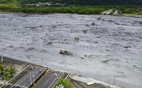 强台风“桦加沙”袭击粤港澳台 台湾花莲17死32伤