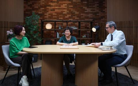 新加坡国立大学杨潞龄医学院副院长（教育）刘丹青教授（右），高中时跟他的老师冯焕好（中）只有短短三个月的师生缘，却难忘她细心的教导和勉励。数十年后，二人在华文媒体集团特别推出的系列播客节目《那些年 你教会我的事》重逢，师生俩都难掩心中的喜悦。节目由96.3好FM广播员林安娜（左）主持。（关俊威摄）