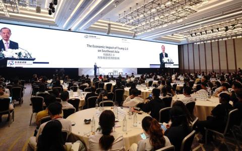 《联合早报》和《商业时报》联办的第三届“东南亚讲堂”在泰国曼谷康莱德酒店（Conrad Bangkok）举行，吸引250名受邀嘉宾与会，包括外交使节、学者和企业界人士等。（新报业媒体）