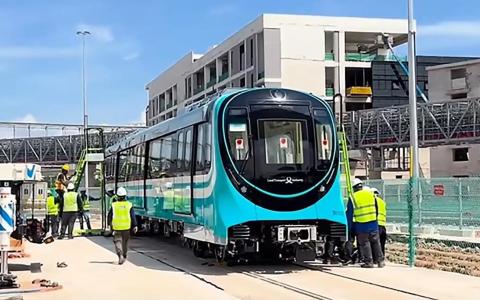 地铁裕廊线首列列车抵新 第一阶段工程完成逾七成