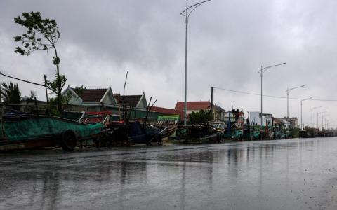 台风“博罗依”强势登陆越南中部 多省遇暴雨泥石流  