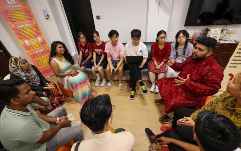 新加坡每年都有种族和谐日，强化对族群和谐相互了解的认知。图为2024年外籍劳工参与不同宗教间的对话。（吴先邦摄）