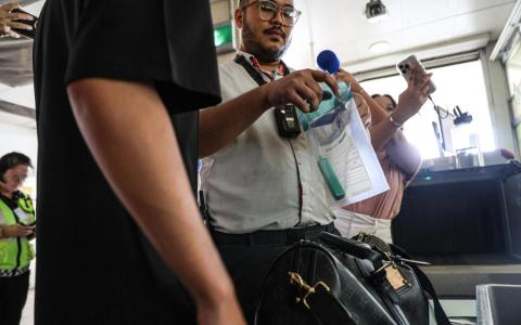 公交业者加强侦查电子烟 青年丢包弃烟慌逃