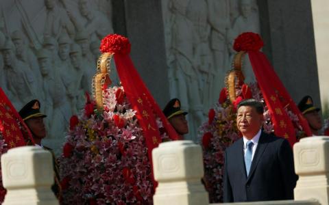 中国国家主席习近平星期二（9月30日）出席烈士纪念日向人民英雄敬献花篮仪式。（路透社）