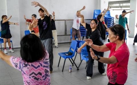 舞动身心减疼痛 跨世代舞蹈计划疗愈年长者