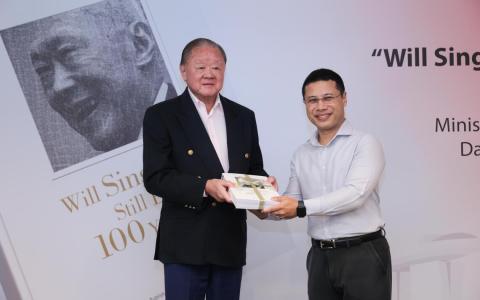 黄鸿年基金资助出版的《100年后新加坡还存在吗？》英文版本星期二出售，其中4000本将赠送给本地学校。教育部长李智陞（右）与商人黄鸿年（左）进行象征性的赠书仪式。（李冠卫摄）
