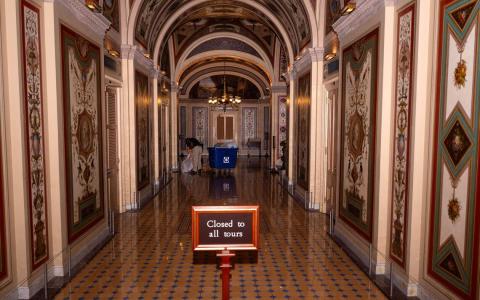 美国联邦政府停摆 “关门”时间可能比以往更长