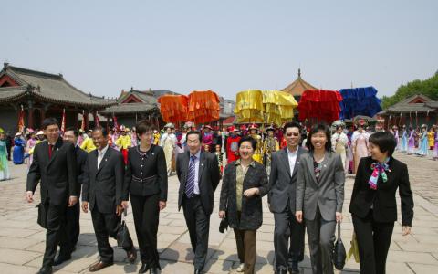 2006年新加坡大选结束后第三天，李奕贤（右三）和另五名新国会议员—— 吕德耀（左起）、马善高、杨莉明、陈舜娘（右二）和傅海燕（右一），连同新加坡驻中国时任大使陈燮荣（左四）和中国驻新加坡前大使陈宝鎏（右四）参观沈阳故宫。六人是随时任内阁资政李光耀访问中国。（档案照片 ）