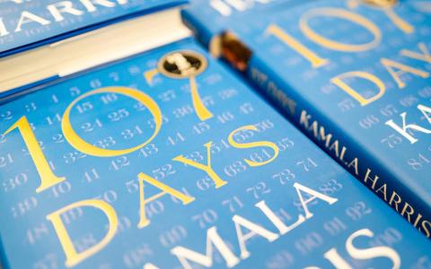 美国前副总统哈里斯近日出版新书《107天》，回顾她接手前总统拜登后参加总统大选的主要过程。（法新社）