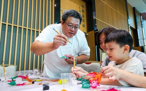 怀旧风掀玻璃纸灯笼热潮 更多工匠开班传授老手艺