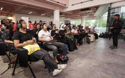 就业职能培训中心办职业展 助青年适应数码化职场