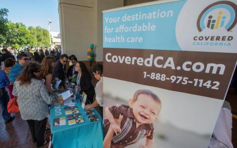 2013年10月1日，人们在加州洛杉矶举行的“加州全保”活动上注册获取医疗保险信息，该活动标志着加州“平价医疗法案”（俗称“奥巴马医改”）医疗保险市场的启动。（路透社）