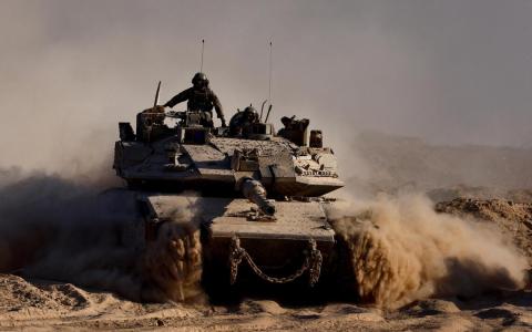 8月26日，以色列战车在烟尘滚滚中挺近加沙。（路透社）