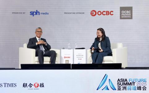 马来西亚投资、贸易及工业部长扎夫鲁星期三（10月8日）出席亚洲前瞻论峰会，在《炉边对话：变动世界中的马来西亚：应对风险，把握机遇》环节中与《商业时报》总编辑陈慧芬对谈。（邝启聪摄）