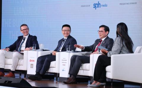 亚马逊云科技亚细安董事总经理杰卓胜（左一）、冬海集团联合创始人兼首席运营官叶刚（左二）与华侨银行副总裁陈德隆（右二），就“动荡时代的机遇与挑战”主题展开对话。主持人（右一）是《商业时报》副新闻主任阿妮塔·加布里埃尔（Anita Gabriel）。（梁麒麟摄）