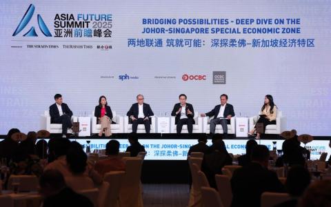 柔佛州投资、商贸、消费人事务及人力资源委员会主席李廷汉（左四）说，柔新经济特区的强劲发展推动柔佛州上半年批准投资额达到560亿令吉（约171亿新元）。左起：全民牙科集团创办人兼总裁黄震霄、新加坡经济发展局柔佛－新加坡经济特区特办主任张清丽、华侨银行马来西亚首席执行官陈初生、柔佛州经济与投资顾问哈斯尼，以及《联合早报》财经新闻主任沈越。（梁麒麟摄）