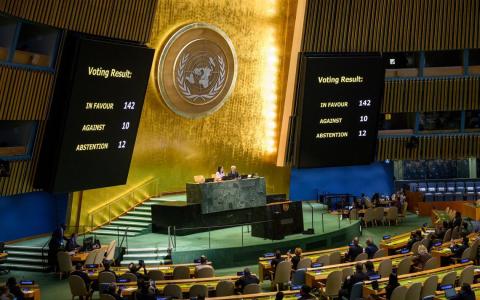 9月12日，联合国大会以142票赞成、10票反对、12票弃权的表决结果通过一项决议，支持关于和平解决巴勒斯坦问题及实施“两国方案”的纽约宣言。（新华社）