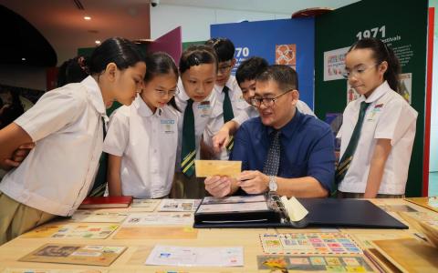 新邮政会为有意参与计划的学校提供“集邮入门配套”，包括教学资源及启发课程，协助学校成立“青少年集邮者俱乐部”。（龙国雄摄）