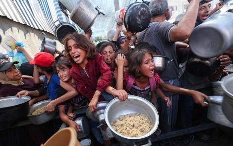 加沙地带难民营的慈善厨房，小朋友每天都在争着抢食物。（法新社）