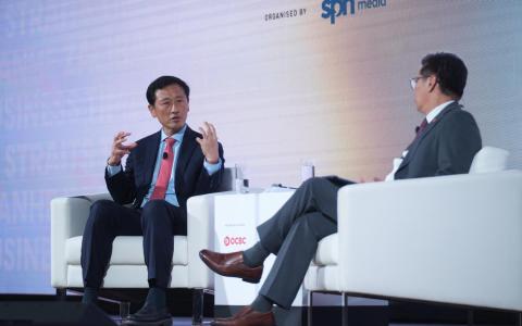 社会政策统筹部长兼卫生部长王乙康（左）与《联合早报》总编辑吴新迪对谈时，把种族与宗教、贫富差距，以及本地人与外来移民这三大课题，形容为能够撕裂社会的离心力，必须应对、处理、化解。（谢智扬摄）