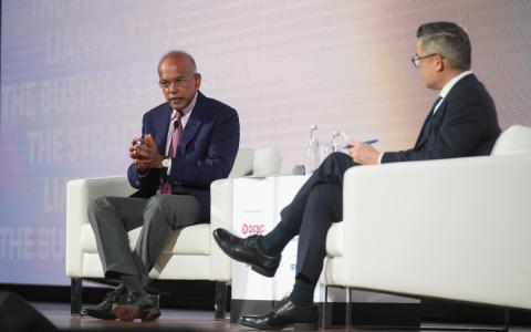 国家安全统筹部长兼内政部长尚穆根（左）星期四（10月9日）在亚洲前瞻峰会外交政策论坛上，与《海峡时报》总编辑何仲伟（右）对话时，阐述了新加坡要如何在中美竞争加剧的局势下确立并维持立场。（谢智扬摄）