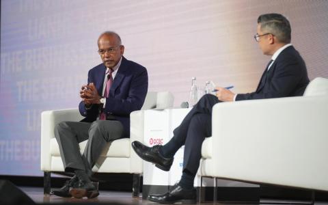 尚穆根（左）指出，外国议题影响国内政治并非新现象，但在当今高度互联的世界里，这种影响变得更加迅速、更具针对性，而且交织大量的假信息。右为《海峡时报》总编辑何仲伟。（谢智扬摄）