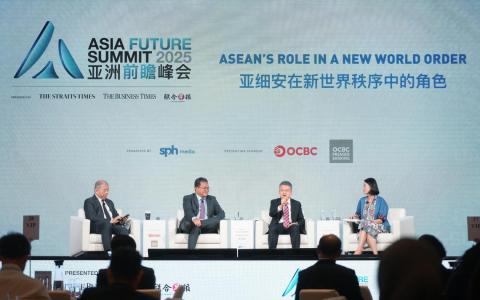 马国投资、贸易及工业部副部长刘镇东（右二）在亚洲前瞻峰会上指出，亚细安应善用有限的政策工具推动区域经济重塑，主动参与塑造新的世界秩序。同场参与讨论的还有新加坡工商联合总会主席张松声（左一）和印尼智库战略与国际研究中心执行总监约瑟（左二）。主持人是《海峡时报》国际新闻主任黎学颖（右一）。（谢智扬摄）