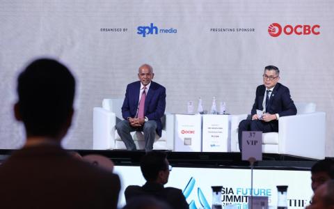 国家安全统筹部长兼内政部长尚穆根（台上，左）星期四（10月9日）在亚洲前瞻峰会上，与《海峡时报》总编辑何仲伟对话时，警示这些威胁对我国社会可能带来的影响。（梁麒麟摄）