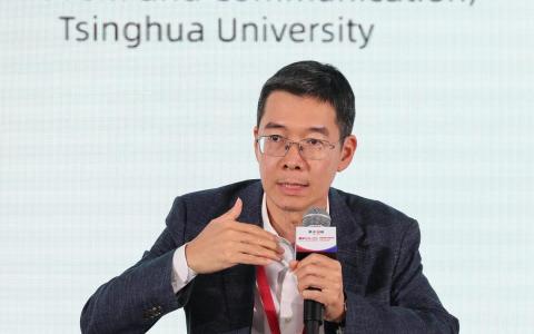 清华大学新闻与传播学院院长周庆安星期五（10月10日）在在新中论坛“华人文化之间的对话”讨论中指出，媒介与科技发展可能导致文化“孤岛化”。（唐家鸿摄）